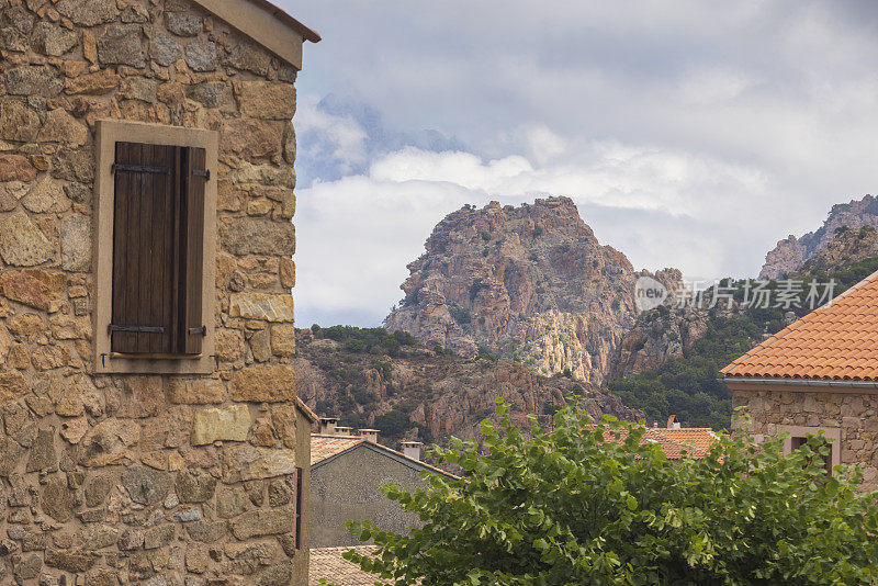 从科西嘉岛的皮亚纳村俯瞰皮亚纳Calanques de Piana